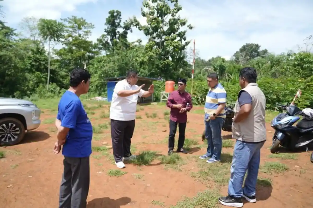 Munafri Arifuddin meninjau lahan calon TPU baru di Tompobulu Maros 16/11/2025