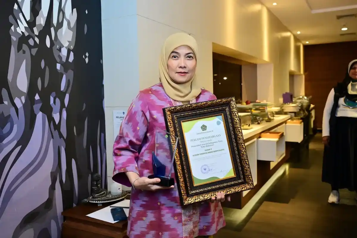 Pemkot Makassar Raih Penghargaan Tanda Cinta Pendidikan Agama Islam Terbaik II 1 Wakil Wali Kota Makassar Aliyah Mustika Ilham menerima Penghargaan Tanda Cinta Pendidikan Agama Islam Terbaik II di Jakarta pada 02 Desember 2025