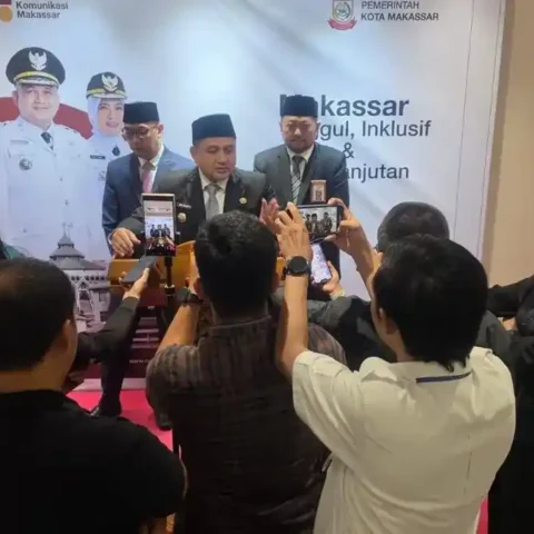 Pemkot Makassar Tambah Bus Sekolah Gratis, Armada Jadi Enam Unit 15 Pemkot Makassar menambah satu bus sekolah gratis dari Kemenhub. Total armada kini enam unit dan akan bertambah lewat APBD Pokok.