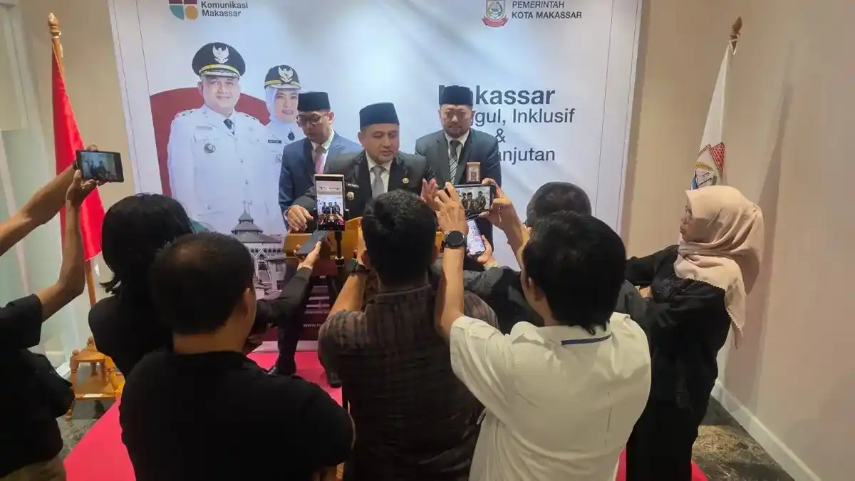 Pemkot Makassar Tambah Bus Sekolah Gratis, Armada Jadi Enam Unit 1 Pemkot Makassar menambah satu bus sekolah gratis dari Kemenhub. Total armada kini enam unit dan akan bertambah lewat APBD Pokok.