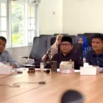 Muchlis Misbah sebagai Ketua Pansus Ranperda Fasilitas Penyelenggaraan Pesantren bersama peserta pembahasan di ruang rapat membahas Ranperda Fasilitas Pesantren Kota Makassar, Kamis, 23 Oktober 2025