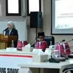 Wakil Wali Kota Makassar Aliyah Mustika Ilham (berdiri) menyampaikan amanat Wali Kota dalam Rapat Paripurna DPRD Kota Makassar di Kantor Balaikota, Senin, 24 November 2025, membahas hasil reses pertama Tahun Sidang 2025/2026