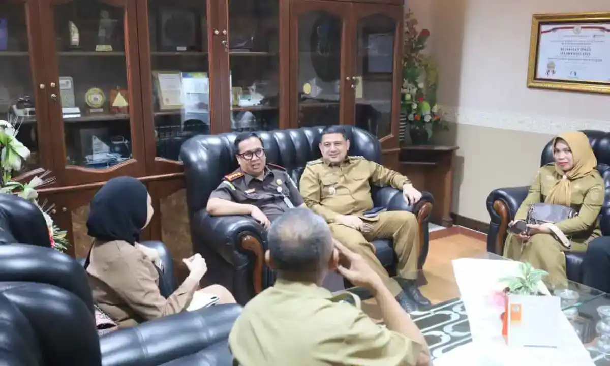 Pertemuan Wali Kota Makassar bersama jajaran Pemerintah Kota dan pejabat Kejaksaan Tinggi Sulawesi Selatan di sebuah ruang kerja untuk membahas pengambilalihan pengelolaan Pasar Butung.