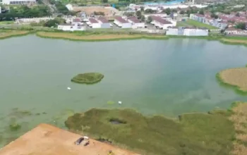 Perseteruan GMTD dan Kalla Soal Lahan Tanjung Bunga Disorot DPRD Sulsel 5 Foto udara kawasan danau dan lahan kosong di Metro Tanjung Bunga Makassar dengan latar perumahan yang menjadi bagian dari pengembangan GMTD