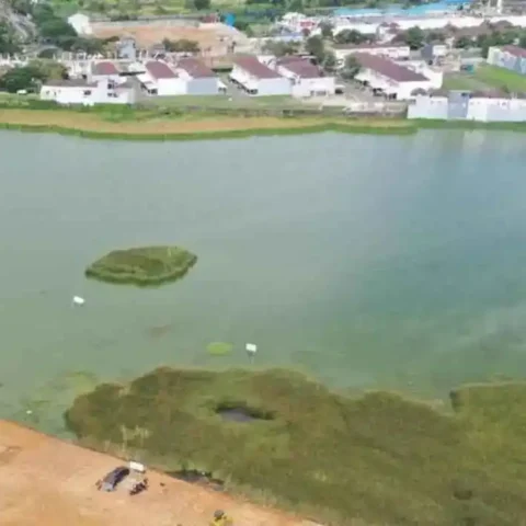 Perseteruan GMTD dan Kalla Soal Lahan Tanjung Bunga Disorot DPRD Sulsel 11 Foto udara kawasan danau dan lahan kosong di Metro Tanjung Bunga Makassar dengan latar perumahan yang menjadi bagian dari pengembangan GMTD