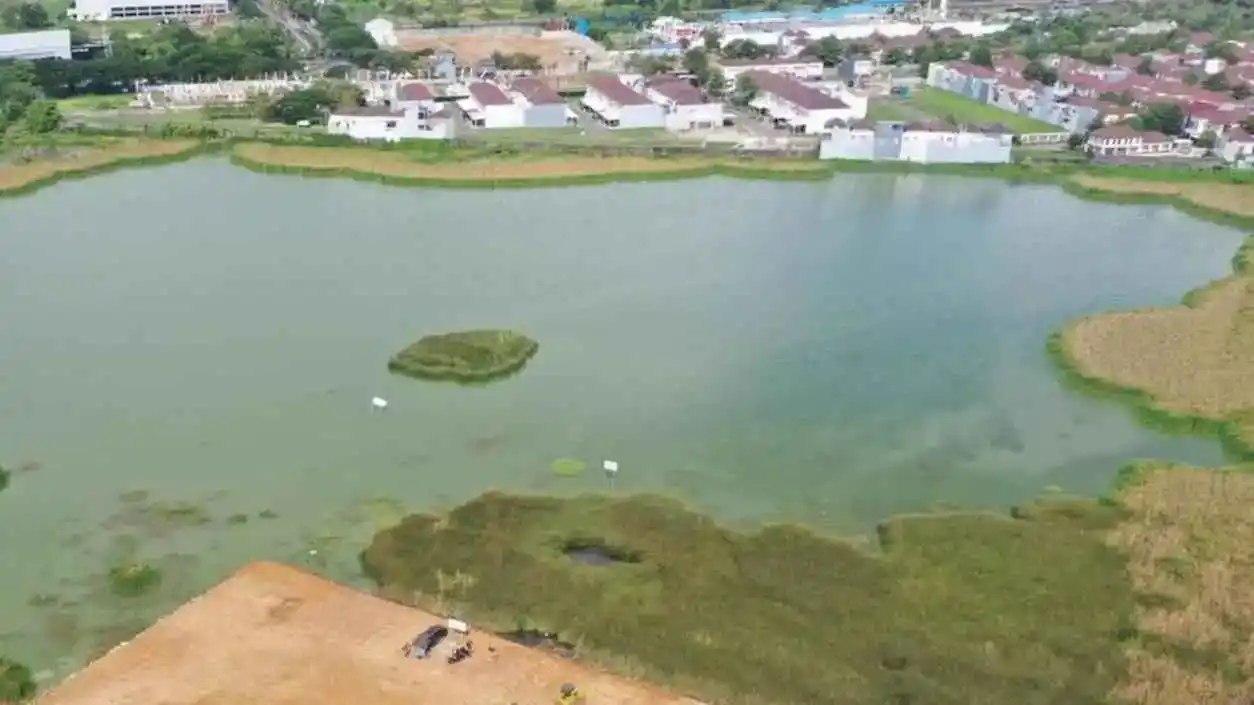 Perseteruan GMTD dan Kalla Soal Lahan Tanjung Bunga Disorot DPRD Sulsel 1 Foto udara kawasan danau dan lahan kosong di Metro Tanjung Bunga Makassar dengan latar perumahan yang menjadi bagian dari pengembangan GMTD