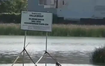 Sengketa Tanah 16,4 Hektare Tanjung Bunga, Klaim Baru Muncul dari Pengusaha Mulyono Tanuwijaya 5 Papan peringatan bertuliskan larangan masuk di atas lahan sengketa 16 4 hektare kawasan Tanjung Bunga Makassar dengan latar permukiman dan kanal air pada 5 November 2025