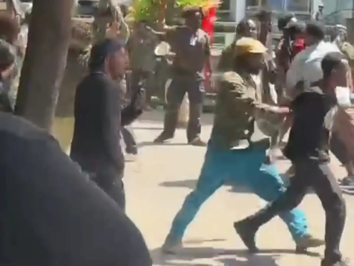 Suasana Demo Mahasiswa Papua di Makassar Ricuh Polisi Dilempari Batu