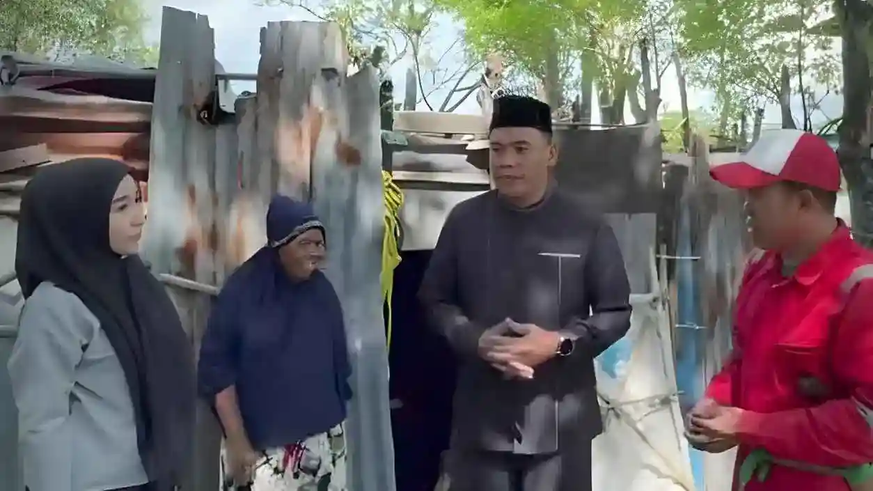 Wakil Bupati Takalar Kunjungi Rumah Tidak Layak Huni Daeng Basse 1 Wakil Bupati Takalar Haji Hengky Yasin bersama Anggota DPRD Sulawesi Selatan Hj. Fadilah Fahriana mengunjungi rumah Daeng Basse di Desa Cikoang, Kecamatan Laikang, Kabupaten Takalar, Sulawesi Selatan, 12 Desember 2025