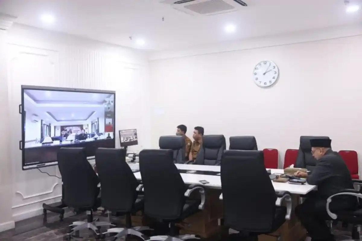 Wali Kota Makassar Bahas 3 Ranperda Inisiatif DPRD, Kearsipan hingga Pesantren Dibahas di Paripurna 1 Munafri Arifuddin mengikuti rapat paripurna DPRD Makassar melalui Zoom dari Balai Kota 21/10/2025