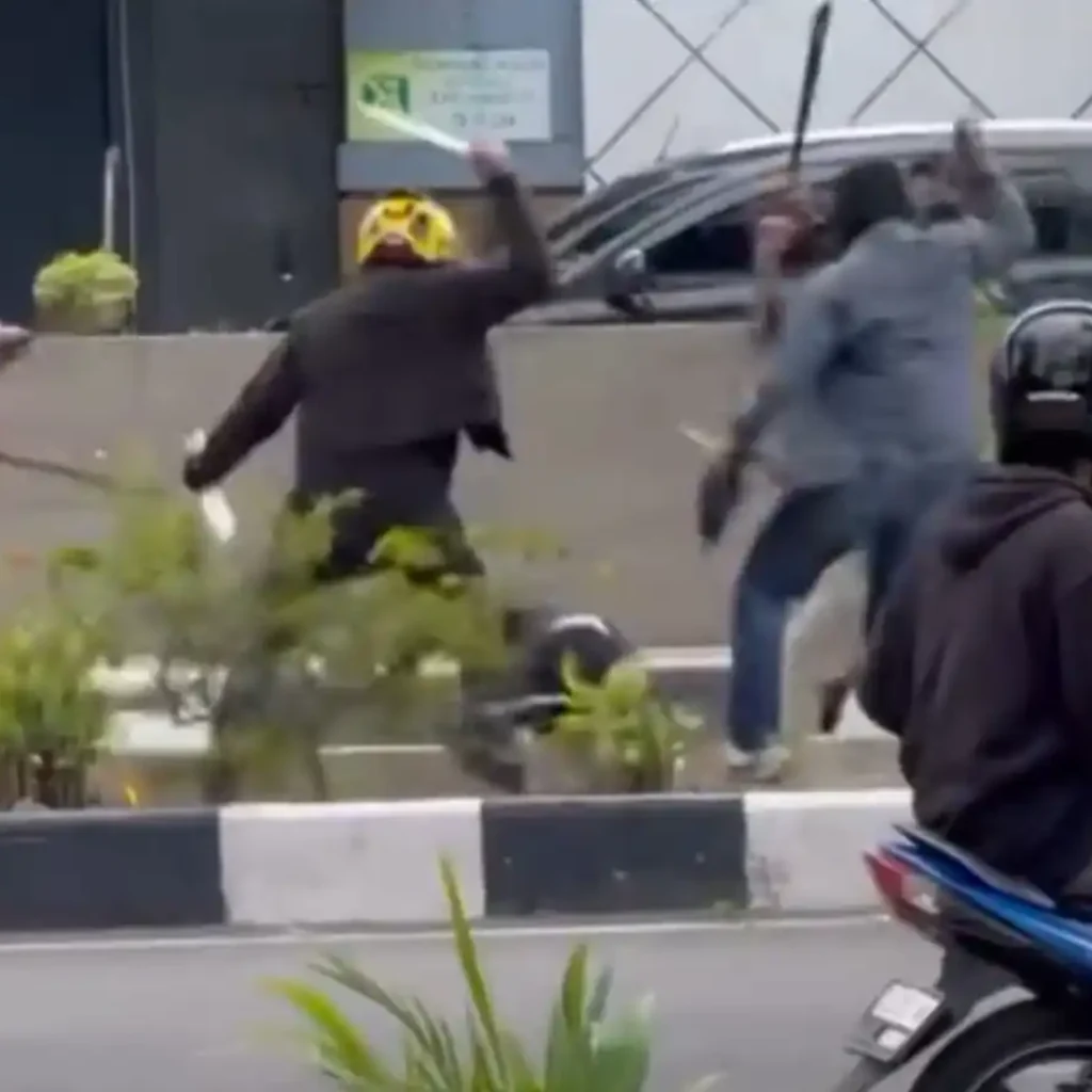 Bentrok Sajam di Palembang Square, 1 Pria Luka Parah Dibawa ke RS AK Gani
