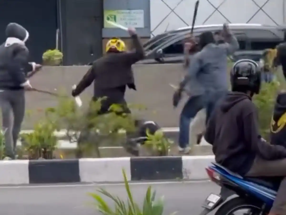 Bentrok Sajam di Palembang Square, 1 Pria Luka Parah Dibawa ke RS AK Gani 1 Bentrok Sajam di Palembang Square 1 Pria Luka Parah Dibawa ke RS AK Gani