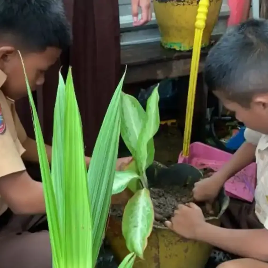Gerakan Satu Juta Pohon, SDI Layang Bertingkat Makassar Tanam Bibit di Lingkungan Sekolah