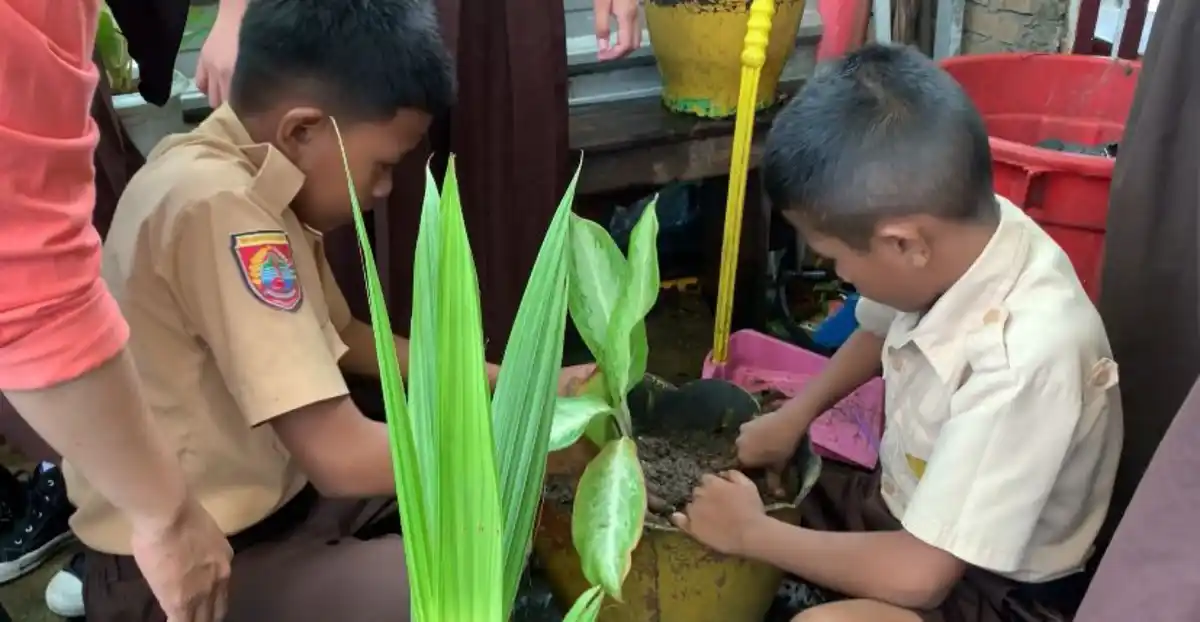 Gerakan Satu Juta Pohon, SDI Layang Bertingkat Makassar Tanam Bibit di Lingkungan Sekolah 1 Gerakan Satu Juta Pohon SDI Layang Bertingkat Makassar Tanam Bibit