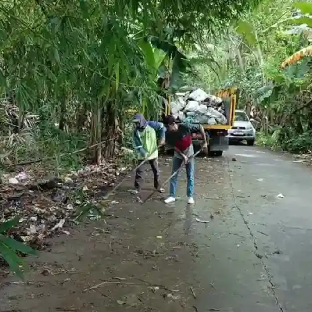 Respon Cepat DLH Maros Bersihkan Sampah Bau Menyengat di Dusun Kampala
