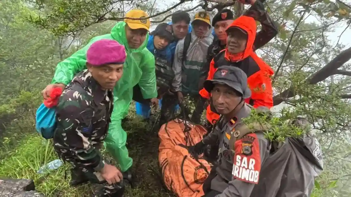 Tim SAR Evakuasi PEC ATR 42-500 dari Kedalaman 475 Meter di Bulusaraung Pangkep 1 Tim SAR Evakuasi PEC ATR 42 500 dari Kedalaman 475 Meter di Bulusaraung Pangkep