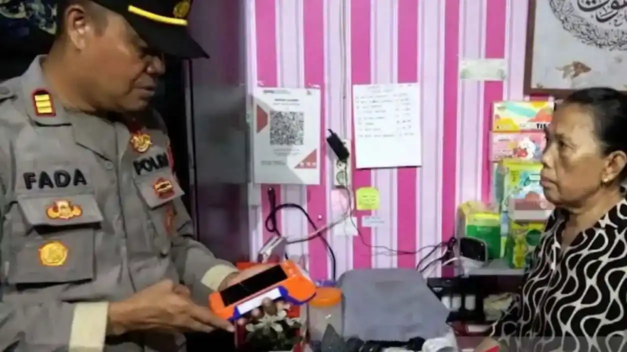 Wanita Diduga Tipu Gerai BRI Link di Makassar, Pemilik Rugi Rp38,2 Juta 1 Wanita Diduga Tipu Gerai BRI Link di Makassar Pemilik Rugi Rp382 Juta