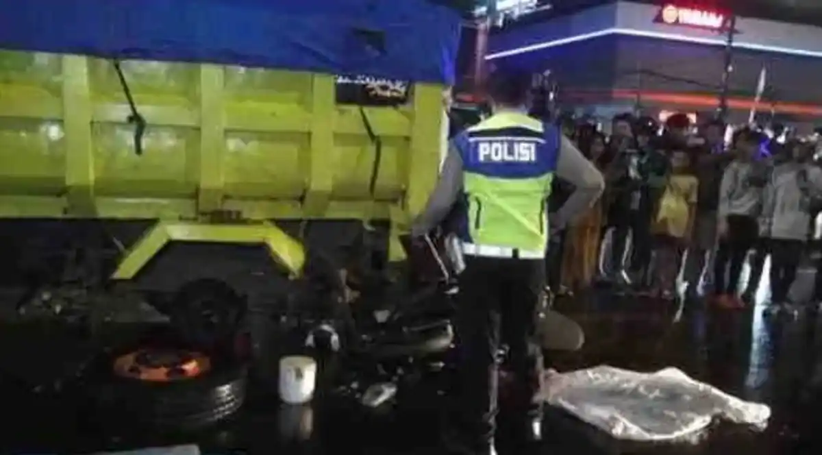Pemotor Tewas Usai Tabrak Truk Mogok di Jalan AP Pettarani Makassar 1 Kecelakaan di Jalan Pettarani Makassar melibatkan truk jungkit mogok Sabtu 21 02 2026.
