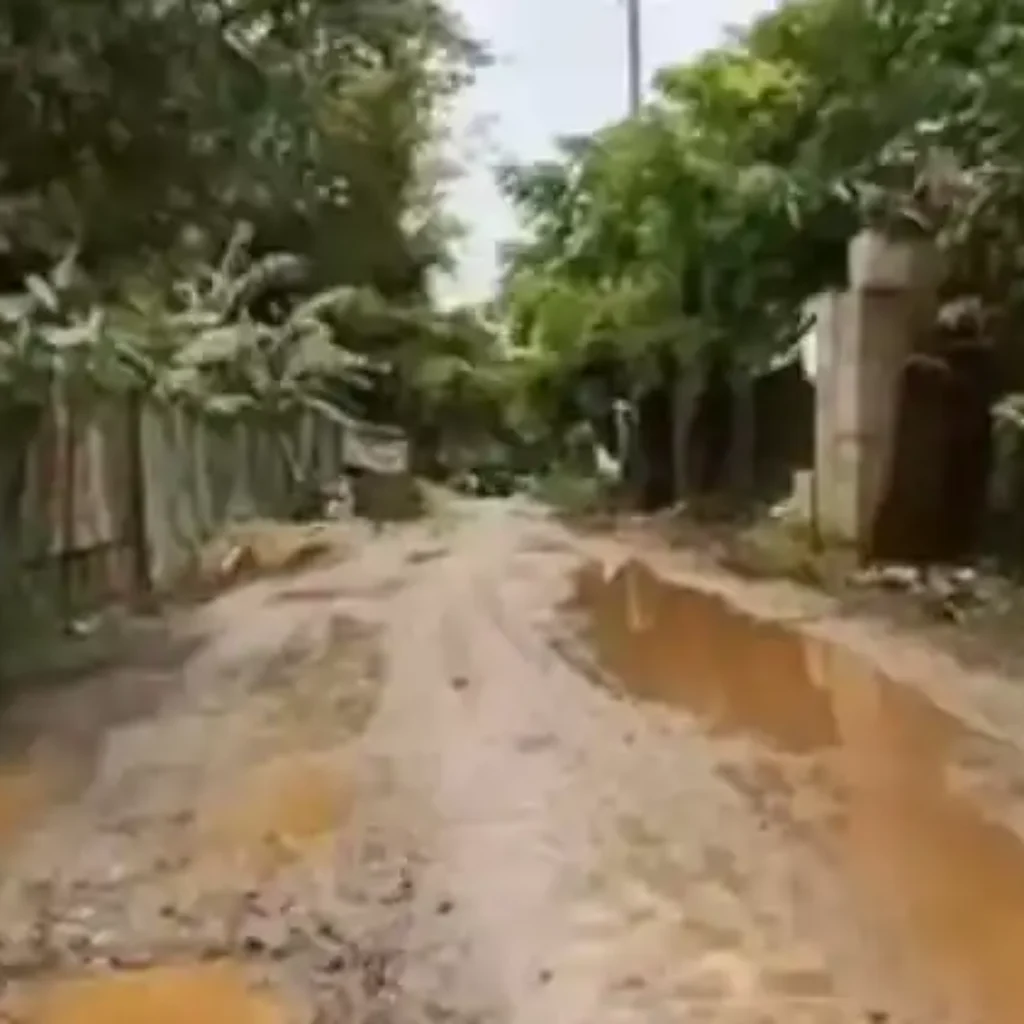 Video Jalan Becek Menuju SMAN 22 Makassar Ramai di Medsos, Ini Penjelasan Resmi Dinas PU