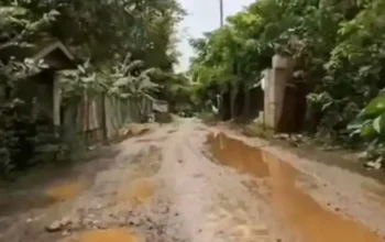 Jalan rusak berlumpur menuju SMAN 22 Makassar di Pajjaiang Biringkanaya 13 Februari 2026