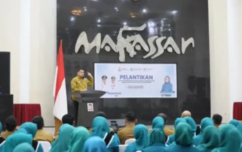 Wali Kota Makassar memberikan sambutan di depan pengurus TP PKK dan camat se-Kota Makassar di Baruga Anging Mamiri, Jumat 13 Februari 2026