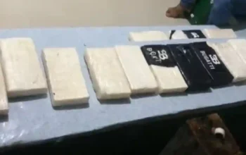 Paket diduga kokain yang ditemukan warga di pesisir Kabupaten Kepulauan Selayar, Sulawesi Selatan, Maret 2026