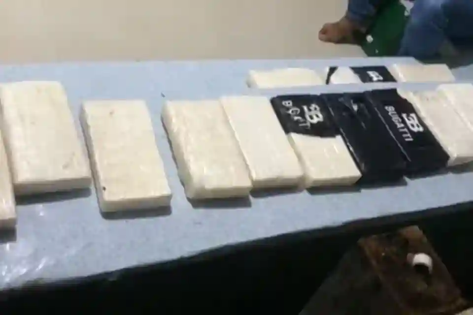 25,44 Kg Diduga Kokain Ditemukan di Pesisir Selayar 1 Paket diduga kokain yang ditemukan warga di pesisir Kabupaten Kepulauan Selayar, Sulawesi Selatan, Maret 2026