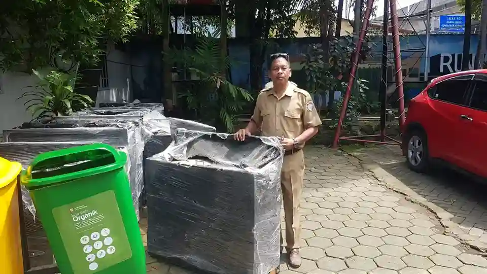 Bantuan Tempat Sampah DLH Dukung SD Inpres Layang Adiwiyata 1 Bantuan Tempat Sampah DLH Dukung Adiwiyata SD Layang