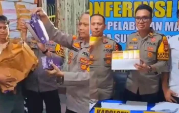 Polisi menunjukkan barang bukti rokok ilegal merek Smith yang diselundupkan dengan modus alat kesehatan di Pelabuhan Makassar