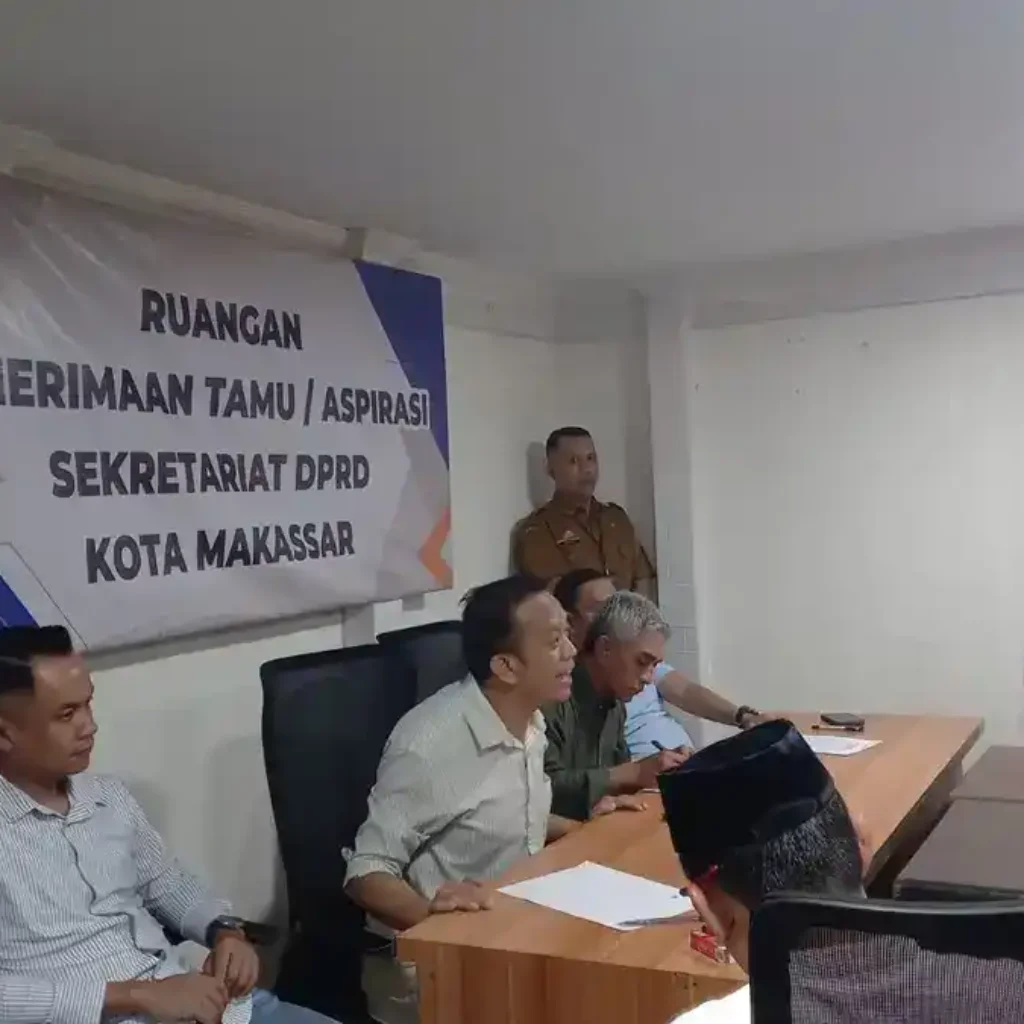 PKL Datu Museng Maipa Demo DPRD Makassar Tolak Penggusuran Tanpa Relokasi