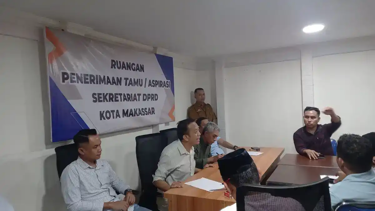 PKL Datu Museng Maipa Demo DPRD Makassar Tolak Penggusuran Tanpa Relokasi 1 PKL Datu Museng demo DPRD Makassar tolak penggusuran, 26/01/2026