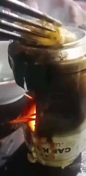 Ibu Masak Telur Pakai Kaleng Bekas karena Tak Punya Gas dan Minyak Viral di Medsos 1 Ibu Masak Telur Pakai Kaleng Bekas karena Tak Punya Gas dan Minyak Viral di Medsos