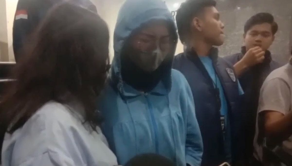 Model AWS Menangis Usai Diperiksa Polisi Karena Sebarkan Hoax Dibegal di Jakbar 1 Model AWS Menangis Usai Diperiksa Polisi Karena Sebarkan Hoax Dibegal di Jakbar