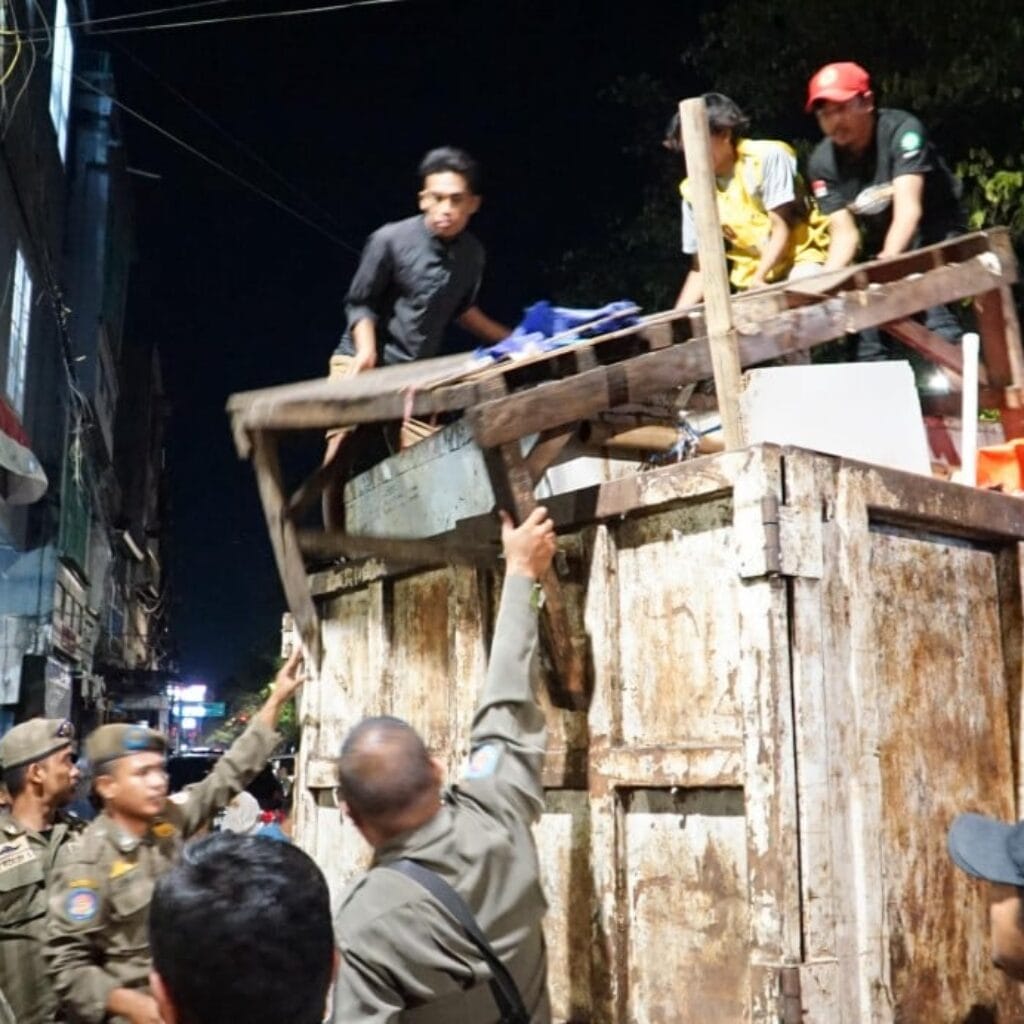 Pemkot Makassar Tertibkan Lapak PKL dan Pasar Tumpah di Jalan Veteran Utara