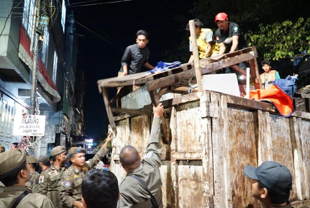 Pemkot Makassar Tertibkan Lapak PKL dan Pasar Tumpah di Jalan Veteran Utara 1 Pemkot Makassar Tertibkan Lapak PKL dan Pasar Tumpah di Jalan Veteran Utara