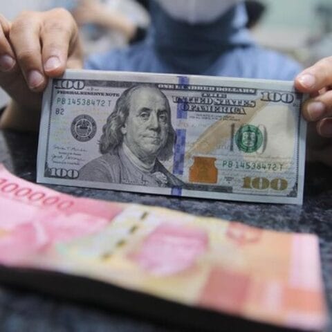 Rupiah Terlemah Sepanjang Masa, Bank-Bank Jual Dolar di Atas Rp18.000