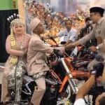 Viral, Mahasiswi Langsung Video Call Ayah yang Masih Jualan Es Keliling Usai Lulus Sidang Skripsi 3 Viral Akad Nikah di Atas Motor Trail, Suara Knalpot Curi Perhatian