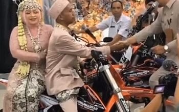 Viral Akad Nikah di Atas Motor Trail, Suara Knalpot Curi Perhatian 6 Viral Akad Nikah di Atas Motor Trail, Suara Knalpot Curi Perhatian