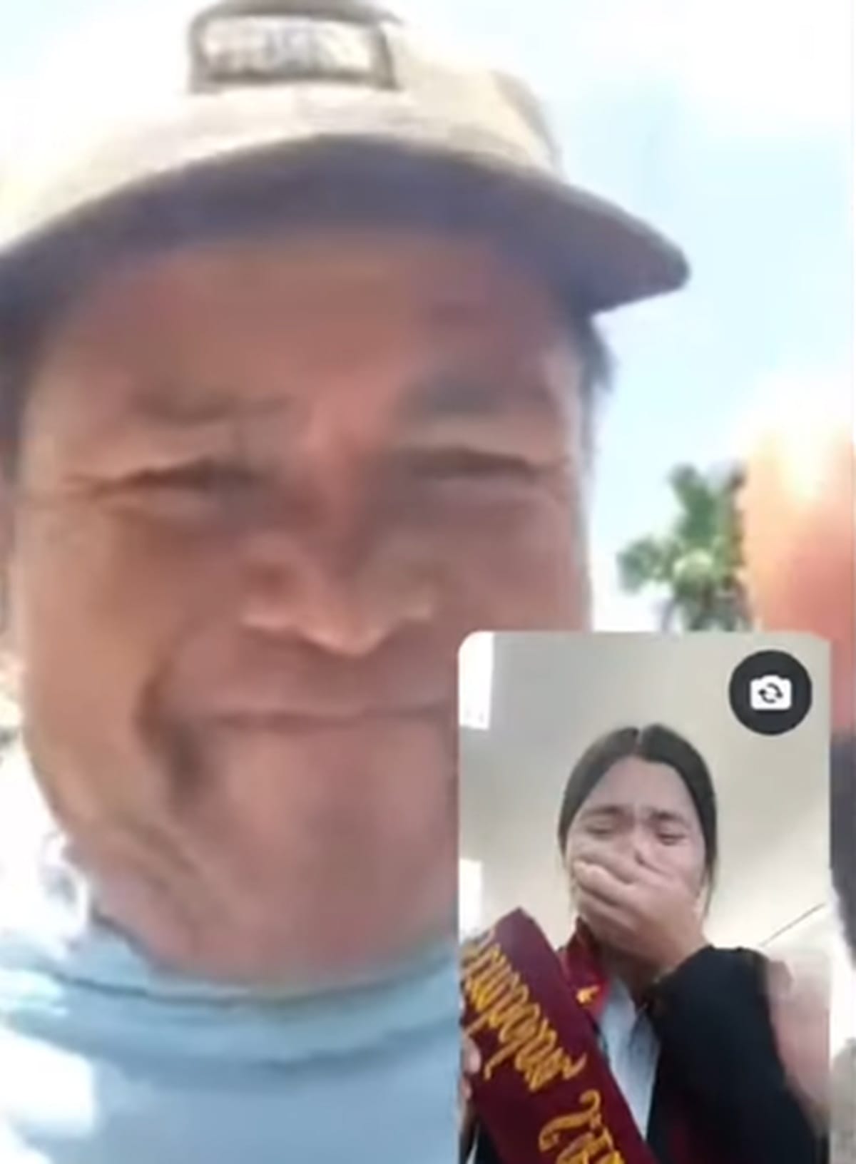 Viral, Mahasiswi Langsung Video Call Ayah yang Masih Jualan Es Keliling Usai Lulus Sidang Skripsi 1 Viral, Mahasiswi Langsung Video Call Ayah yang Masih Jualan Es Keliling Usai Lulus Sidang Skripsi