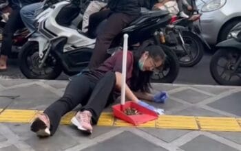 Viral Wanita Tiduran di Trotoar Halangi Pemotor di Jakarta, Netizen Beri Reaksi Lucu