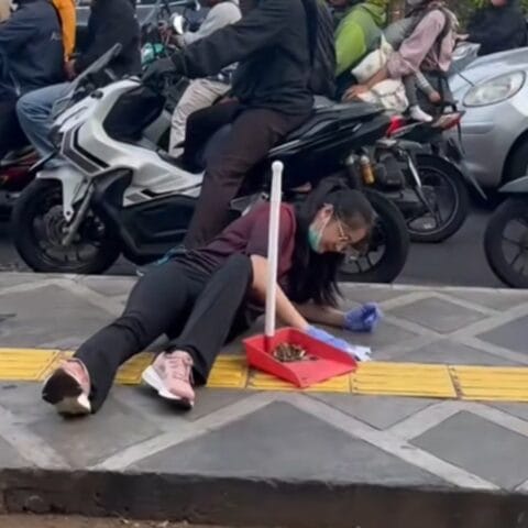 Viral Wanita Tiduran di Trotoar Halangi Pemotor di Jakarta, Netizen Beri Reaksi Lucu