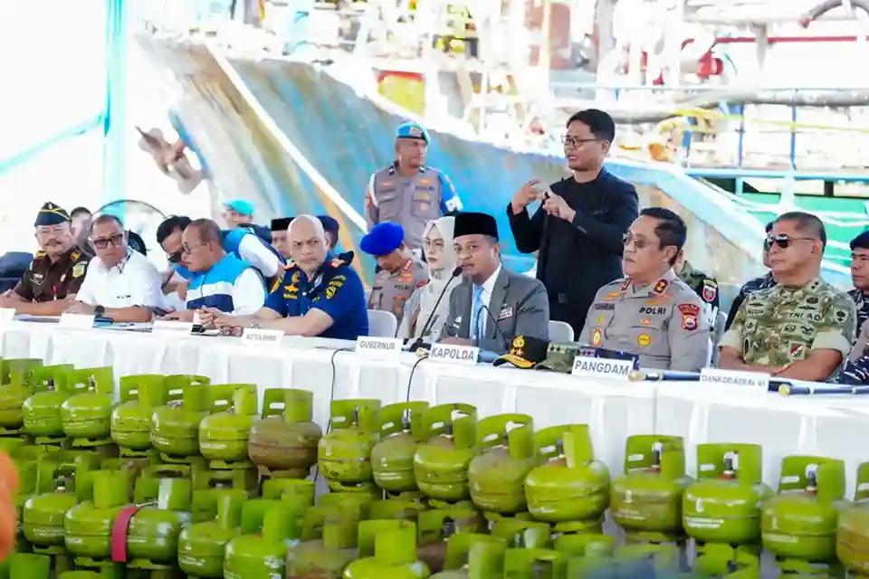 Gubernur Andi Sudirman Apresiasi Ditreskrimsus Polda Sulsel Ungkap Penyalahgunaan BBM dan LPG Subsidi 1 Gubernur Andi Sudirman Apresiasi Ditreskrimsus Polda Sulsel Ungkap Penyalahgunaan BBM dan LPG Subsidi