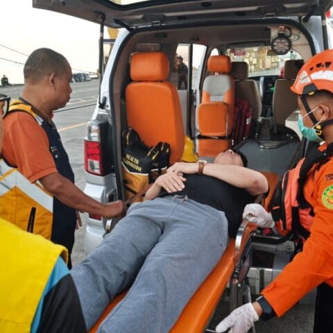 Basarnas Makassar Evakuasi ABK Asing Sakit Akut di Tengah Laut