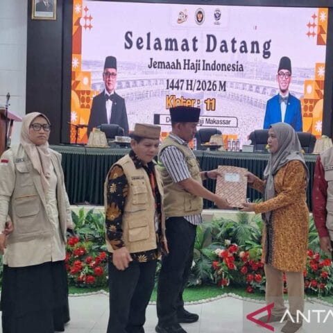 Jamaah Haji Perdana Asal Sulawesi Barat Tiba di Debarkasi Makassar