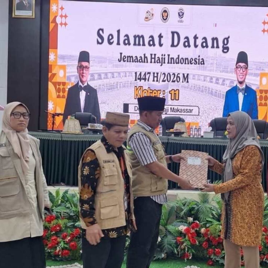 Jamaah Haji Perdana Asal Sulawesi Barat Tiba di Debarkasi Makassar