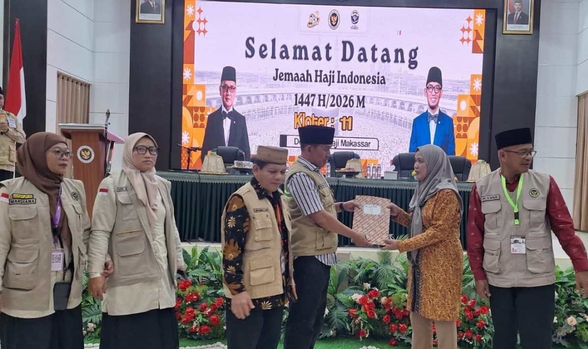 Jamaah Haji Perdana Asal Sulawesi Barat Tiba di Debarkasi Makassar 1 Jamaah Haji Perdana Asal Sulawesi Barat Tiba di Debarkasi Makassar