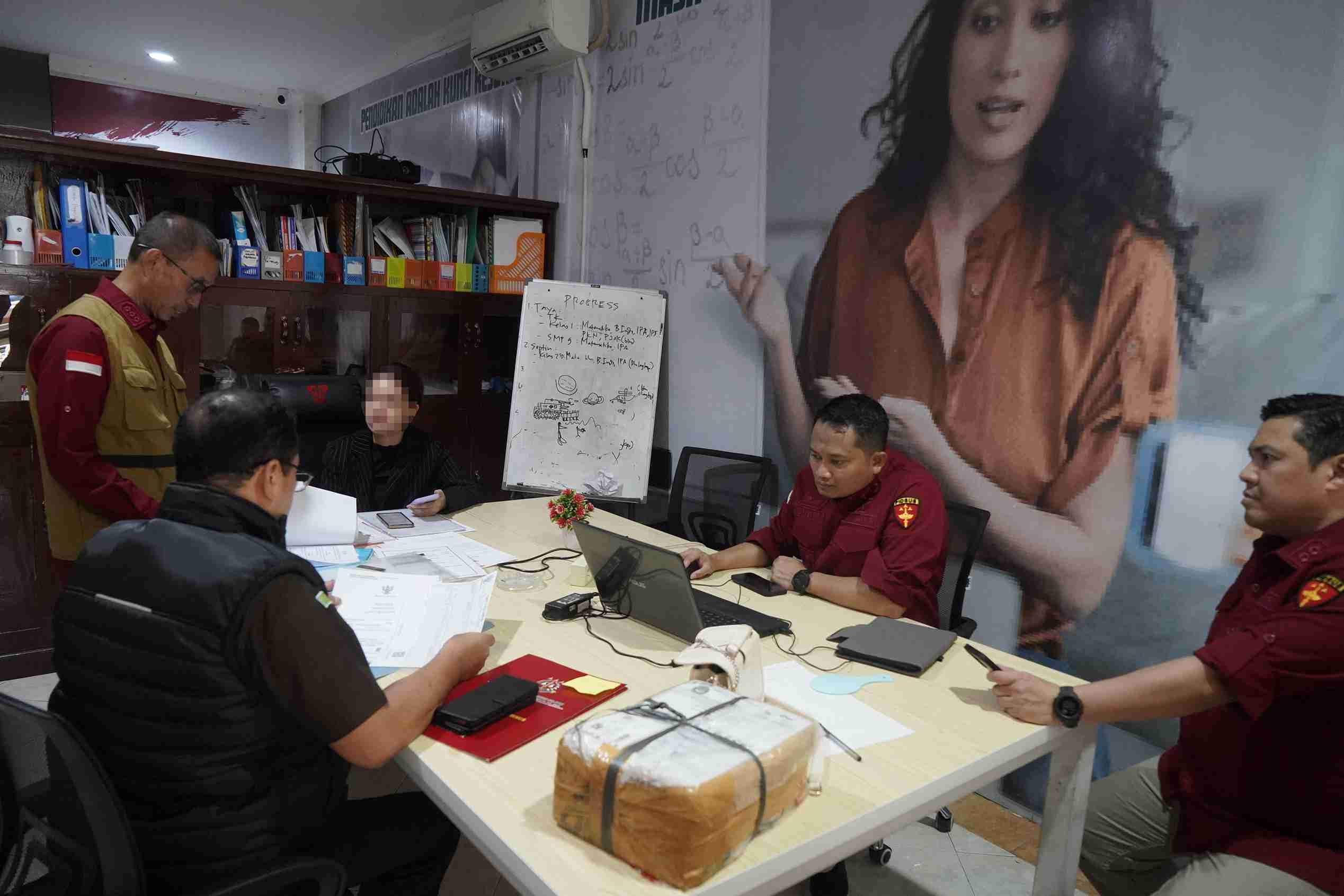 Kejati Sulsel Geledah Kantor Penyedia Proyek, Dalami Dugaan Korupsi Perpustakaan Digital 1 Kejati Sulsel Geledah Kantor Penyedia Proyek, Dalami Dugaan Korupsi Perpustakaan Digital