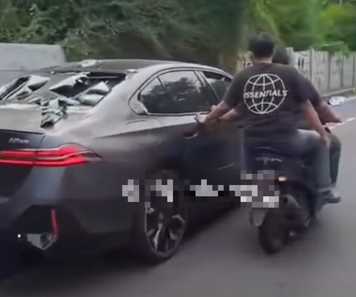 Mobil BMW Listrik Diamuk Massa Usai Tabrak Pemotor di Jakarta Barat 1 Mobil BMW Listrik Diamuk Massa Usai Tabrak Pemotor di Jakarta Barat