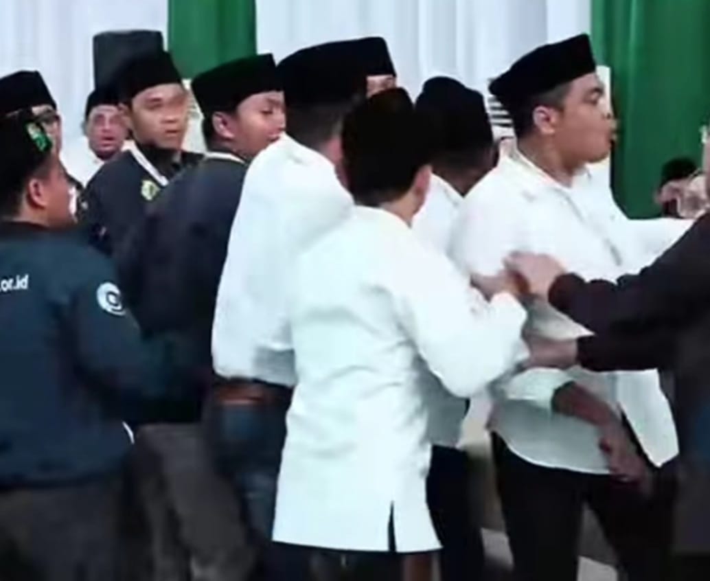 Munas dan Konbes NU Diwarnai Kericuhan, Aksi Saling Dorong di Ploso Kediri 1 Munas dan Konbes NU Diwarnai Kericuhan, Aksi Saling Dorong di Ploso Kediri