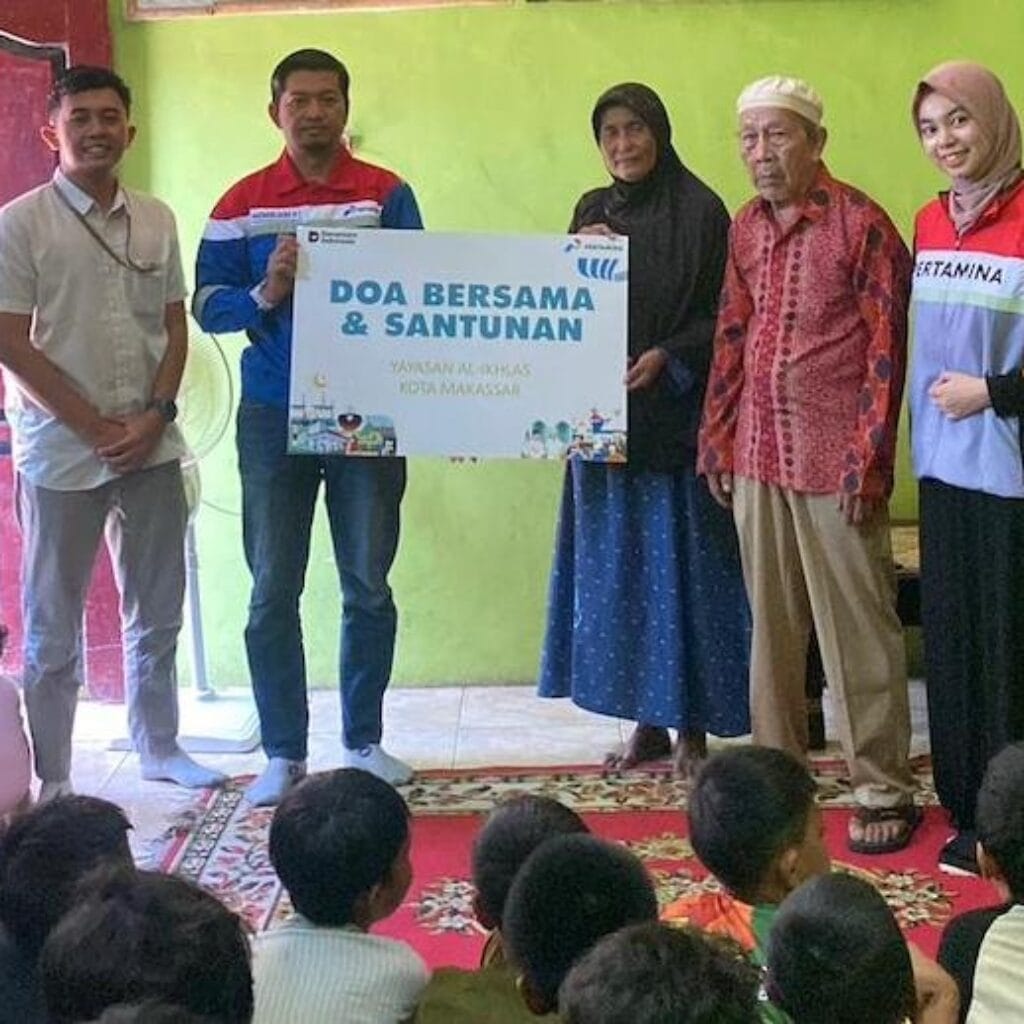 Pertamina Patra Niaga Regional Sulawesi Salurkan Santunan bagi Anak Yatim di Makassar
